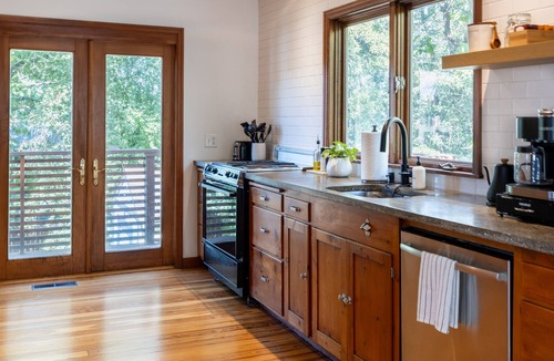 Pullman House | The McKenzie BnB - Charming & Cozy - 1 Block from Downtown Pullman!