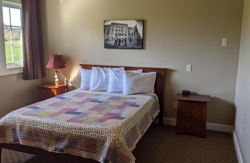 East Springfield Hotel | The Meadowlark Inn