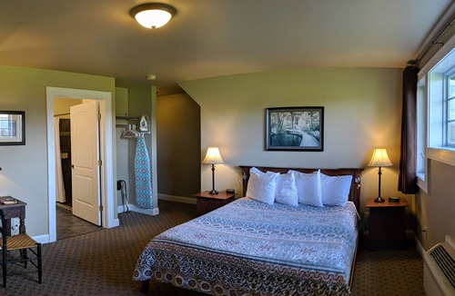 East Springfield Hotel | The Meadowlark Inn