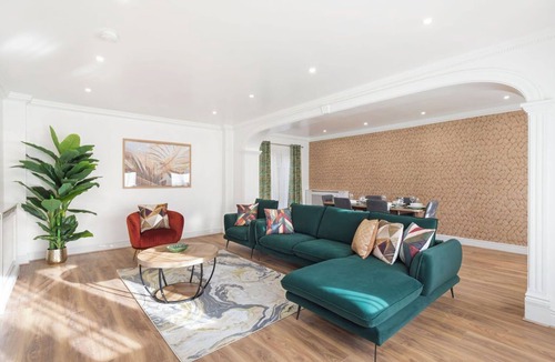 Elstree House | The Meadows near Sky Studios