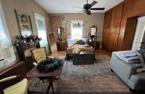 Perryville House | The Mediterranean House - Beautiful Downtown House