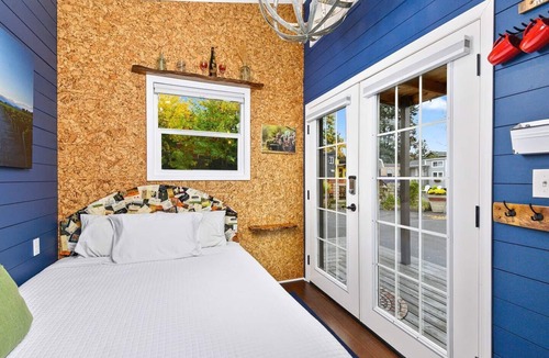 Kerns Hotel | The Merlot - Custom Tiny Home w/Vineyard Vibe