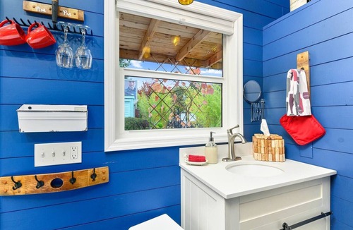 Kerns Hotel | The Merlot - Custom Tiny Home w/Vineyard Vibe