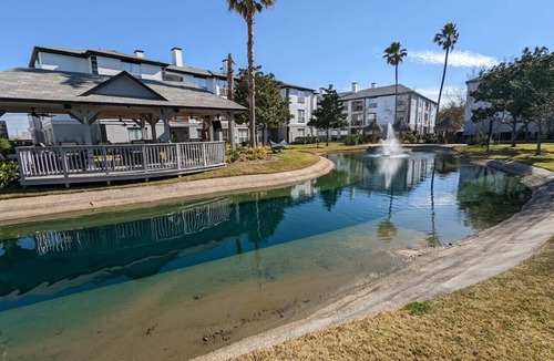Nassau Bay Apartment | The Mid-Century Modern