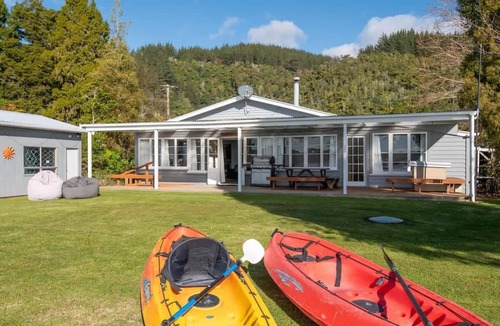 Rototai House | The Middle | Lakefront with Private Jetty