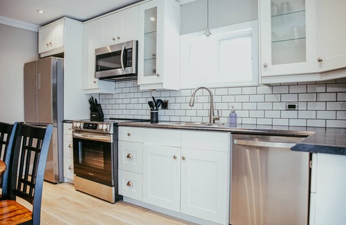 Timiskaming District House | The Miner's Den - SAUNA Retreat with cozy yard