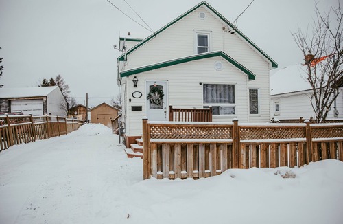 Timiskaming District House | The Miner's Den - SAUNA Retreat with cozy yard