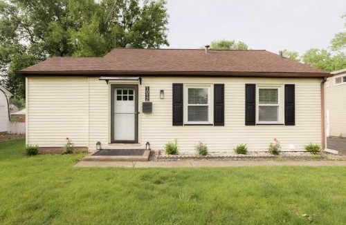 Peoria Heights House | The Minimalist Escape - Modern 1BD in the Heights