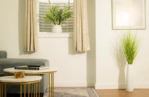 Peoria Heights House | The Minimalist Escape - Modern 1BD in the Heights