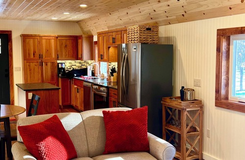 Harbor Springs Cabin | The Mink Cabin in Harbor Springs - 2 bed/2 bath in Private Wooded Setting