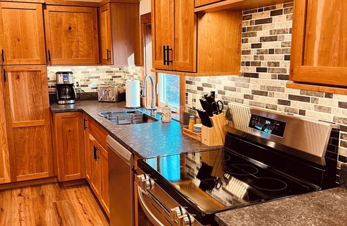 Harbor Springs Cabin | The Mink Cabin in Harbor Springs - 2 bed/2 bath in Private Wooded Setting