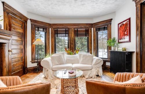 Ruthven Hotel | The Miracle Room Dream Estate Inn