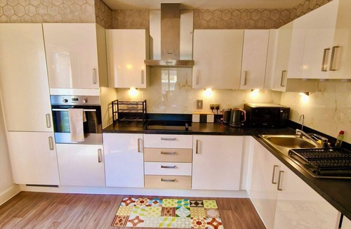 Dartford Apartment | The Mirrored House (Whole Flat)