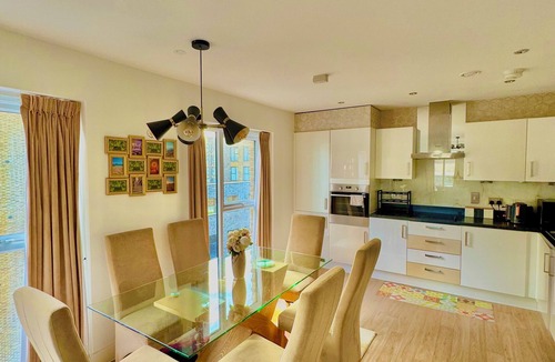 Dartford Apartment | The Mirrored House (Whole Flat)