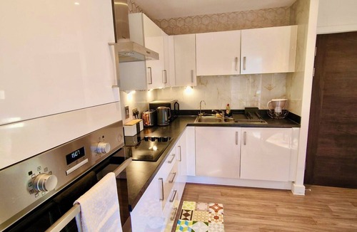 Dartford Apartment | The Mirrored House (Whole Flat)