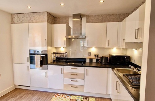 Dartford Apartment | The Mirrored House (Whole Flat)