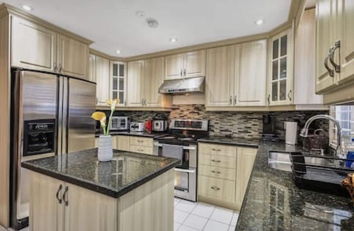 East Credit House | The Mississauga Garden Villa/5 BR and Playground