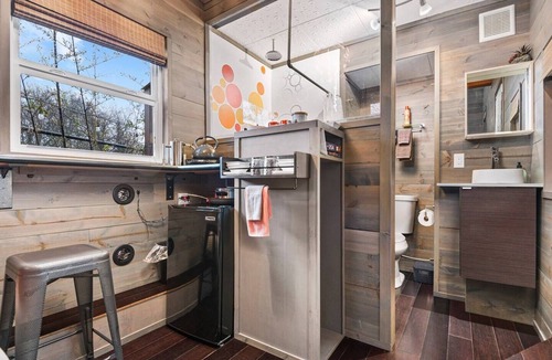 Kerns Hotel | The Modern - Custom Tiny Home w/Modern Vibe