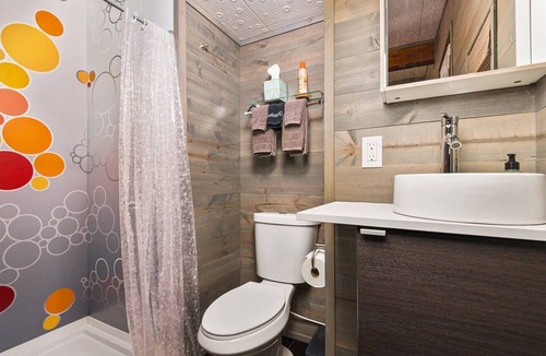 Kerns Hotel | The Modern - Custom Tiny Home w/Modern Vibe