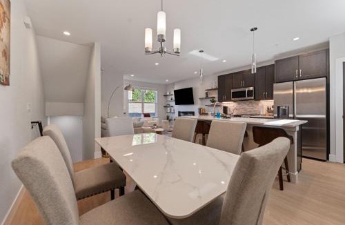 Barths House | The Modern Muse Art Home