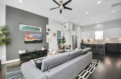 Astrodome House | The Mohr Haus | Walk to NRG Stadium | TMC | 3BR3BA