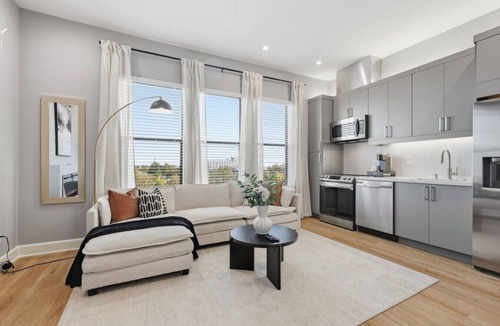 Cedars Apartment | The Monaco Oasis, Downtown Skyline Views
