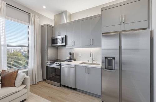 Cedars Apartment | The Monaco Oasis, Downtown Skyline Views