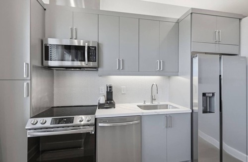 Cedars Apartment | The Monaco Oasis, Downtown Skyline Views