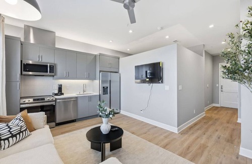 Cedars Apartment | The Monaco Oasis, Downtown Skyline Views