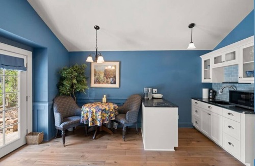 Jacksonville Cottage | The Monarch - charming cottage in prime downtown Jacksonville w/AC + luxury bath