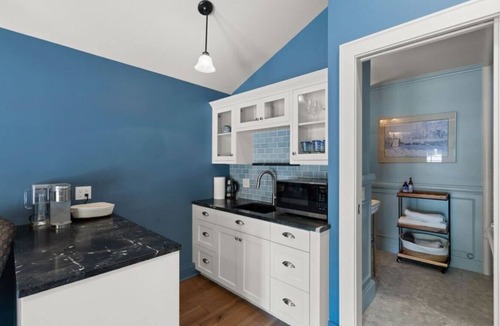 Jacksonville Cottage | The Monarch - charming cottage in prime downtown Jacksonville w/AC + luxury bath