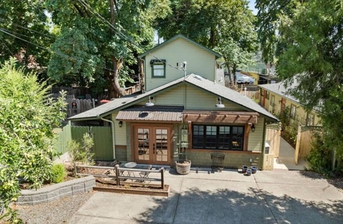 Jacksonville Cottage | The Monarch - charming cottage in prime downtown Jacksonville w/AC + luxury bath