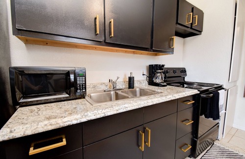 Heart of Lubbock House | ✮The Monochromatic Modern Studio✮Near TTU✮1BD/1Bth