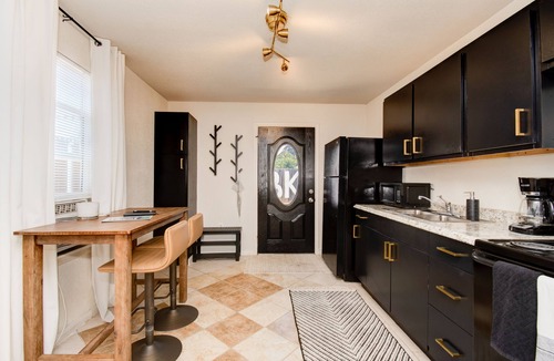 Heart of Lubbock House | ✮The Monochromatic Modern Studio✮Near TTU✮1BD/1Bth