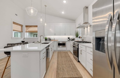 Downtown House | The Monroe - Modern Townhome - 1 mi to DT