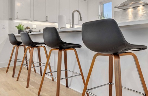 Downtown House | The Monroe - Modern Townhome - 1 mi to DT