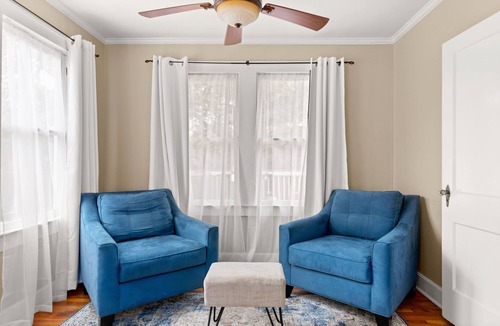 Canyon Lake Cottage | The Montview Cottage with Private Hot Tub & King Bed