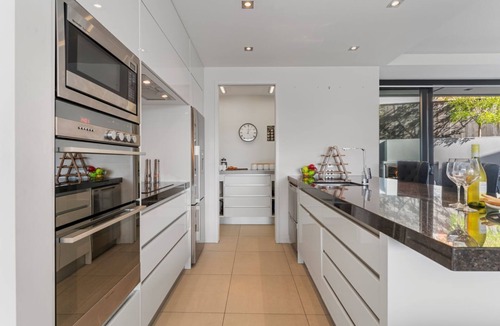 Two Mile Bay Apartment | The Moorings Apartment 5