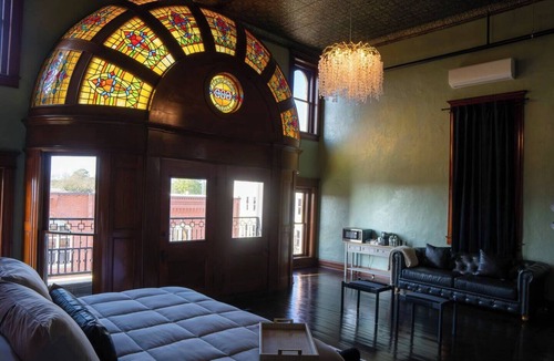 Marshall Apartment | THE MOST BEAUTIFUL SUITE IN HISTORICAL DOWNTOWN MARSHALL, WITH ALL THE AMENITIES