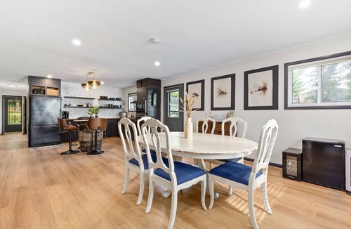 Motley House | 'The Motley Crew Haus' Northern MN Updated Lake House - 100 feet of lakeshore!