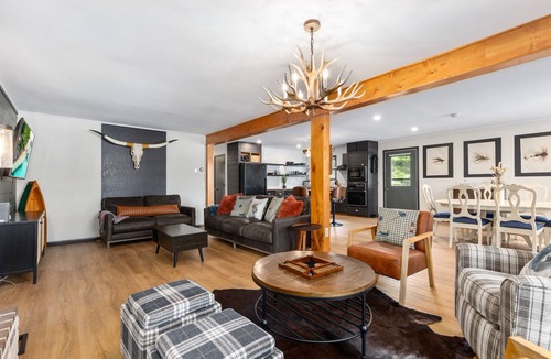 Motley House | 'The Motley Crew Haus' Northern MN Updated Lake House - 100 feet of lakeshore!