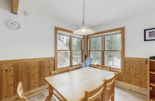 Serene Lakes House | The Mountain House