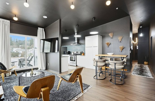 White Salmon Apartment | The Mountain View Penthouse in the heart of downtown White Salmon, loft 18