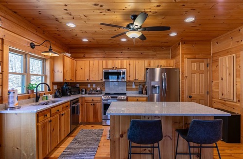 Beech Mountain House | The Mountainbriar Lodge - Beautiful 4 bedroom home with hot tub on Beech Mtn