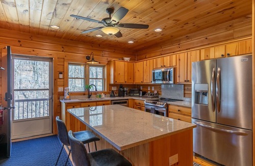 Beech Mountain House | The Mountainbriar Lodge - Beautiful 4 bedroom home with hot tub on Beech Mtn