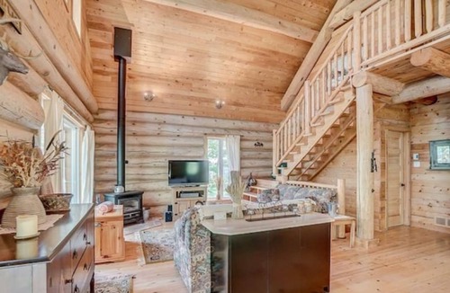 Leslie-Clapham-et-Huddersfield Ski Chalet | The Mountaineer ☀️🌊⛱️🏠