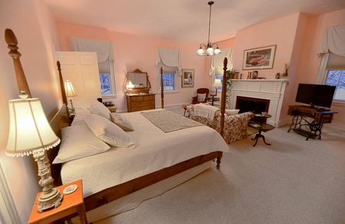 Canandaigua Bed & Breakfast | The Muir - Exclusive Ensuite, Garden View