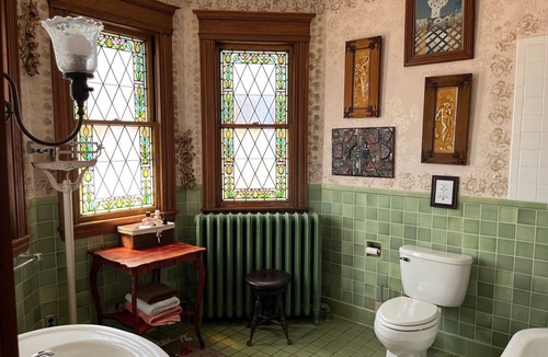 Auburn Bed & Breakfast | The Munroe Inn