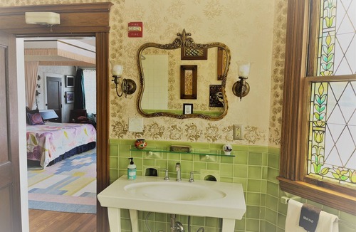 Auburn Bed & Breakfast | The Munroe Inn