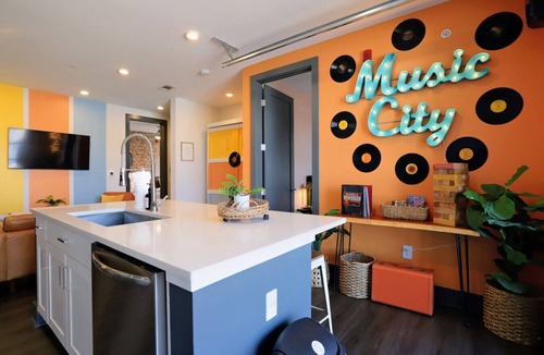 Rolling Mill Hill Apartment | The Muse Nashville Oasis: Modern 2BR | Balcony & Rooftop | Near Broadway